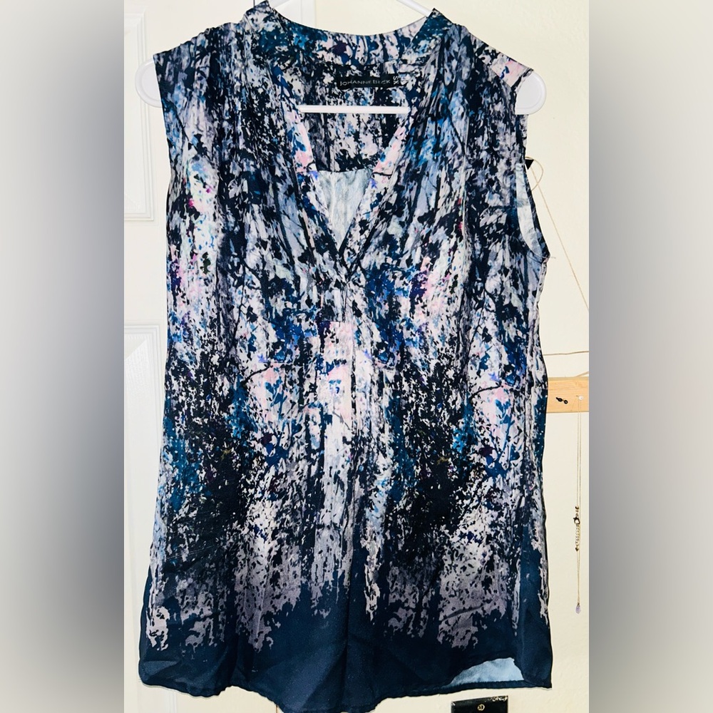 Chic Sleeveless Abstract Blouse in Blue and Pink